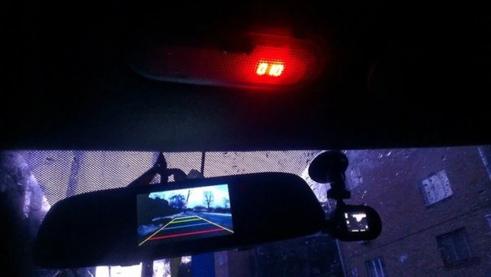 Термометр та дрібниці в салоні.