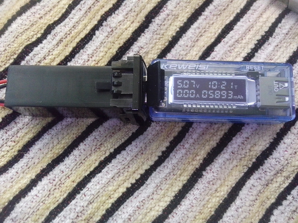 Додаткова розетка прикурювача + USB на задній ряд 1