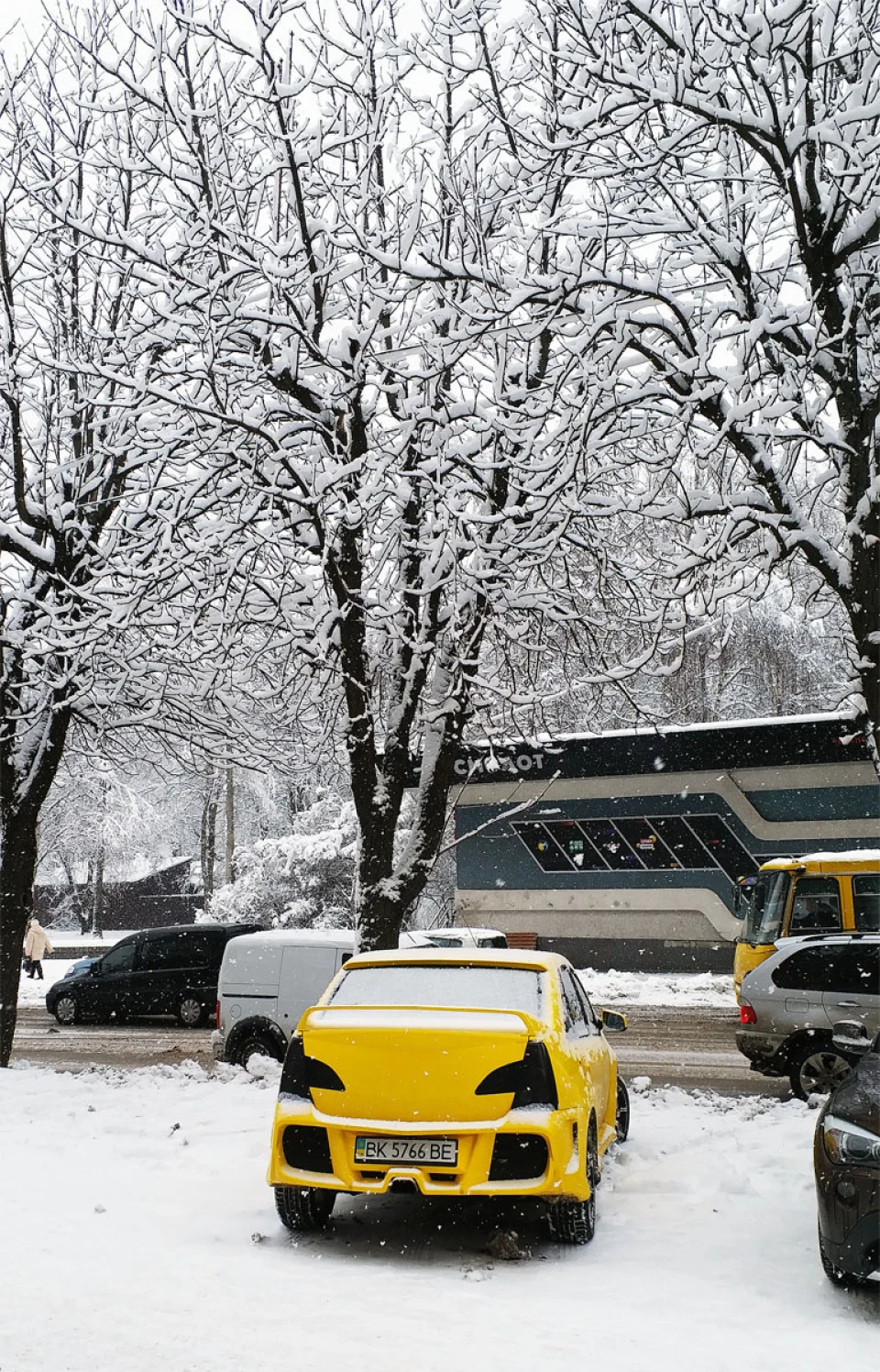 Різноширока гума на передній привід(перед уже, зад ширше).