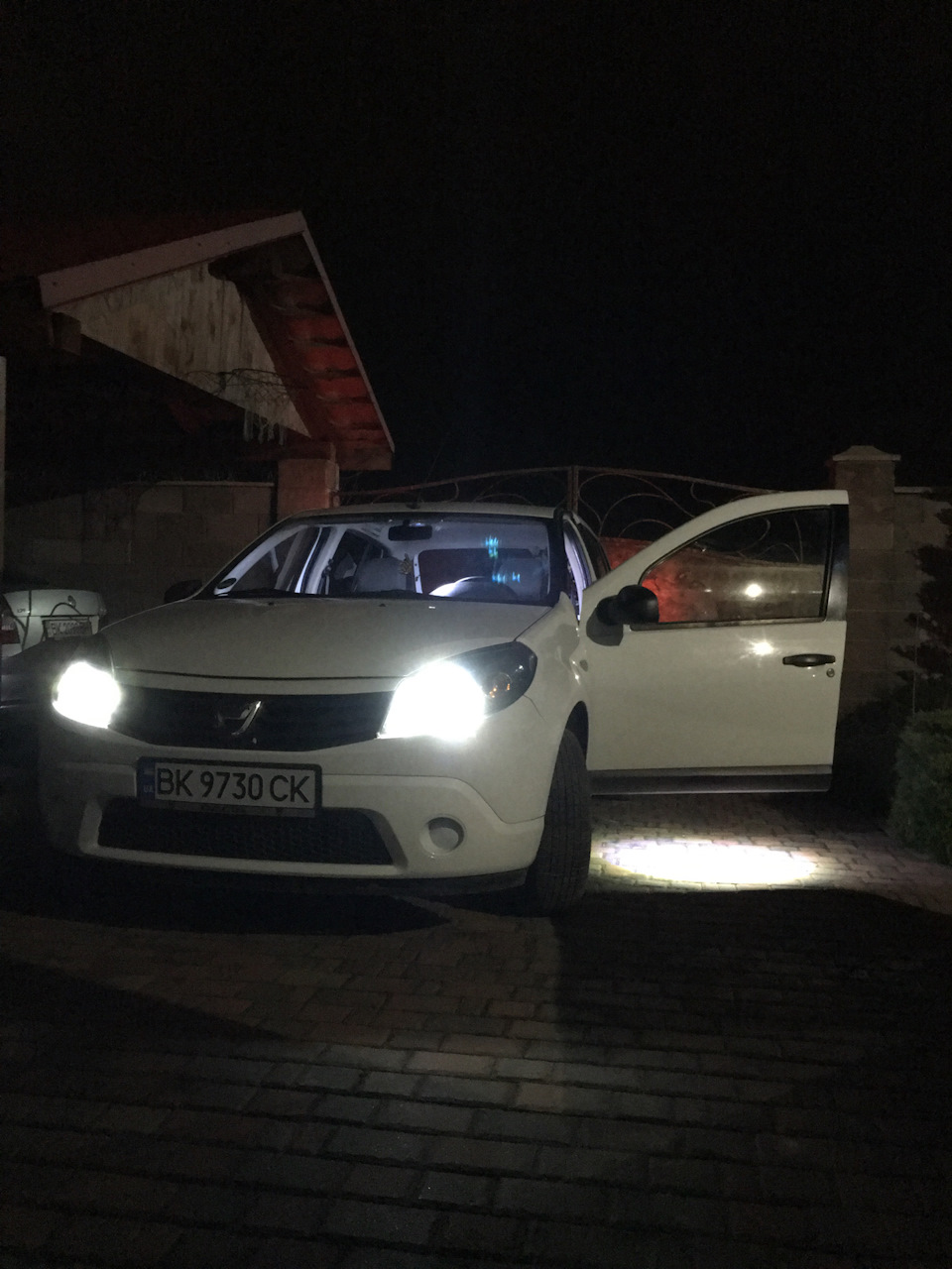 Підсвітка зони висадки sandero 1