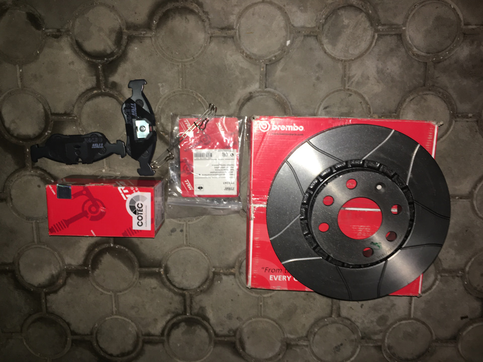 Тормозні диски Brembo MAX + колодки TRW 4