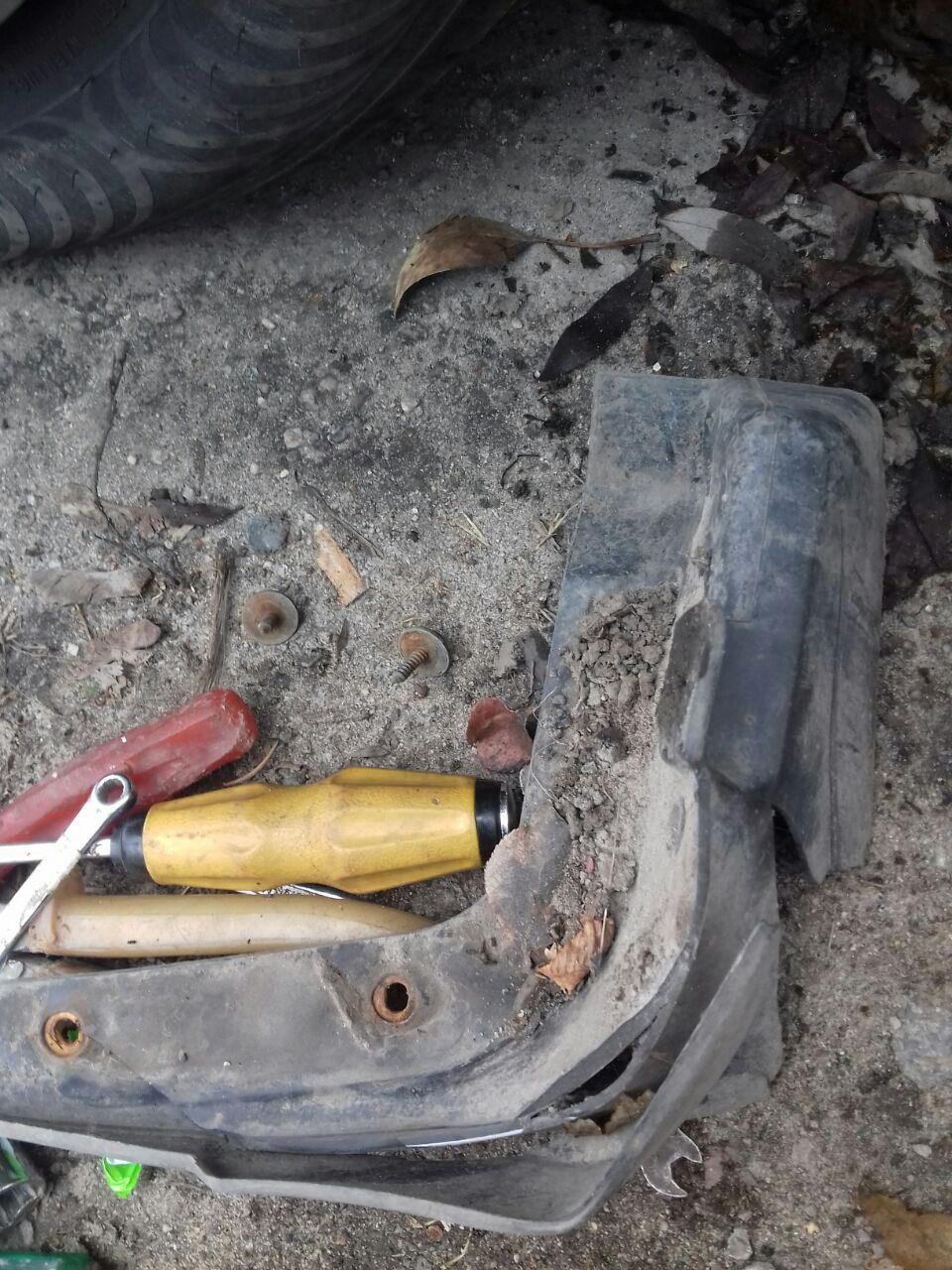 Заміна кронштейна упору капота, бризковика, патрубка радіатора 5