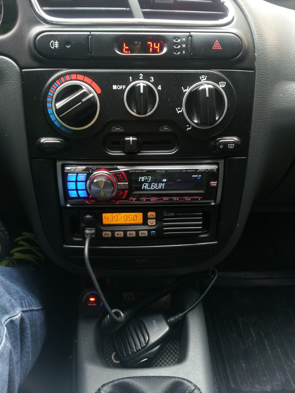 Встановив автомобільну радіостанцію Icom IC-F210 3