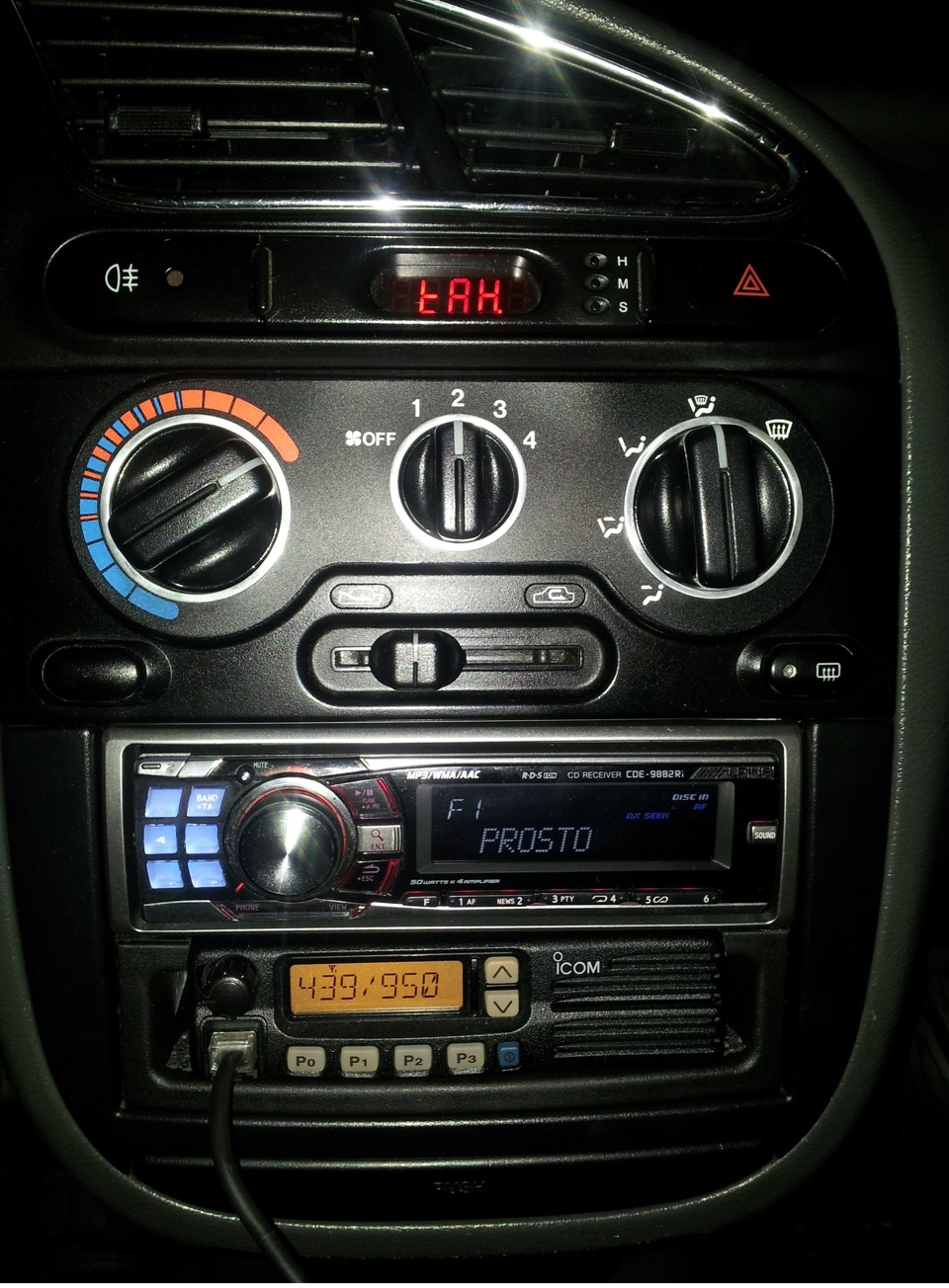 Встановив автомобільну радіостанцію Icom IC-F210 4