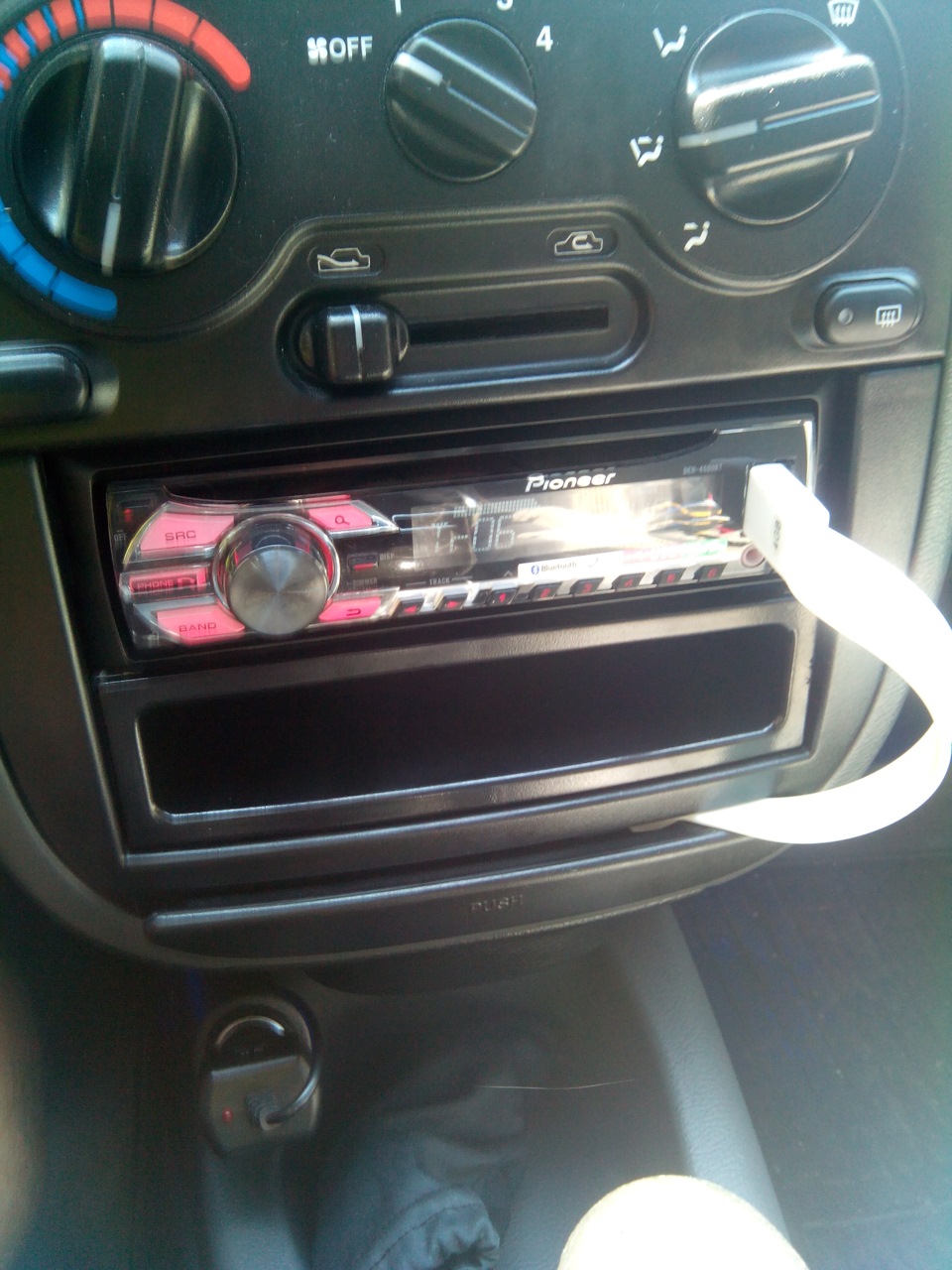 Pioneer DEH-4500BT 1