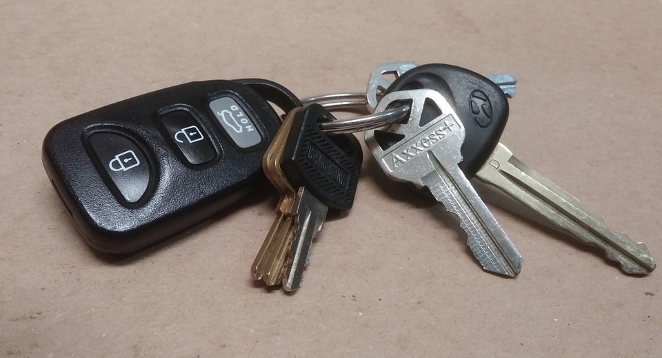 Чому не можна носити ключ від автомобіля разом з іншими ключами 2