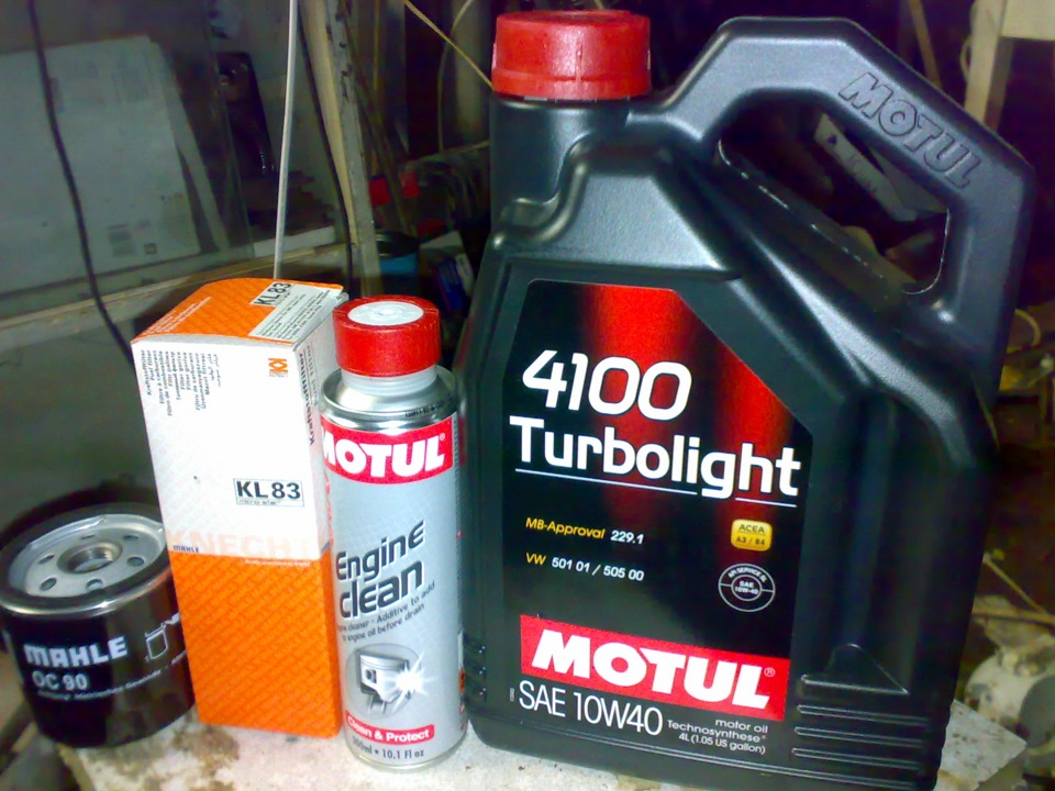 Залив масло Motul 1