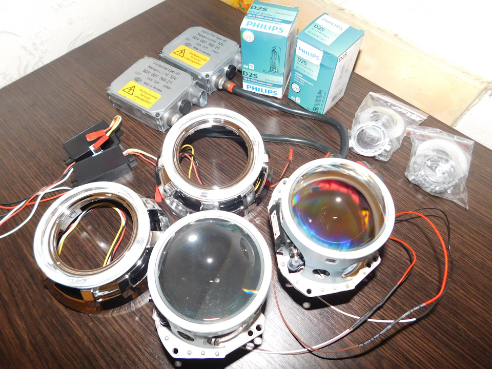 Максимум світла. Лінзи Hella 3R 3,0`D2S + Philips X-tremeVision gen2 D2S 4800К 35W 85122XV2C1 + Hella 5DV 007.D2S + Маски Apollo-B з ангельськими вічками 1