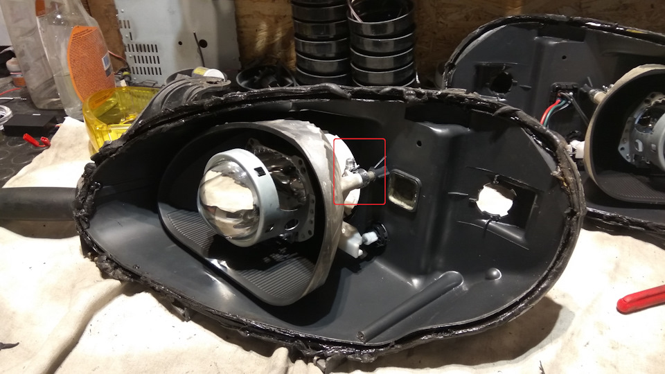 Максимум світла. Лінзи Hella 3R 3,0`D2S + Philips X-tremeVision gen2 D2S 4800К 35W 85122XV2C1 + Hella 5DV 007.D2S + Маски Apollo-B з ангельськими вічками 2
