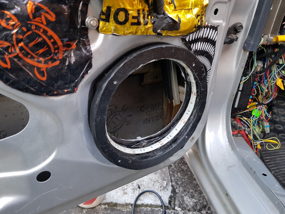 Установка Focal PS 165 FXE з підсвічуванням у двері, а також твітерів і тимчасове кріплення Teyes CC3. 3