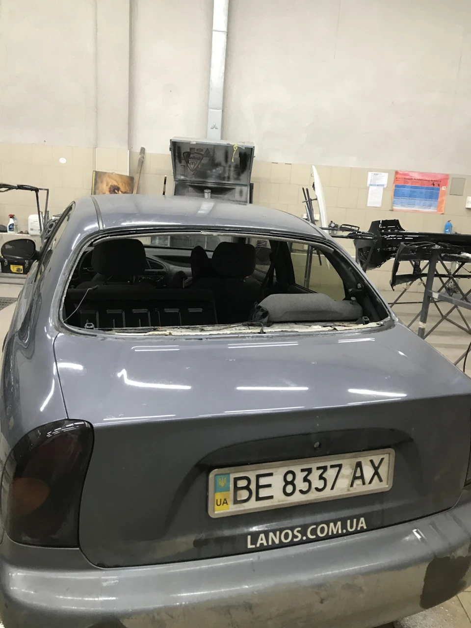 Заміна заднього скла та забарвлення рудиків у отворі та на кришці багажника.