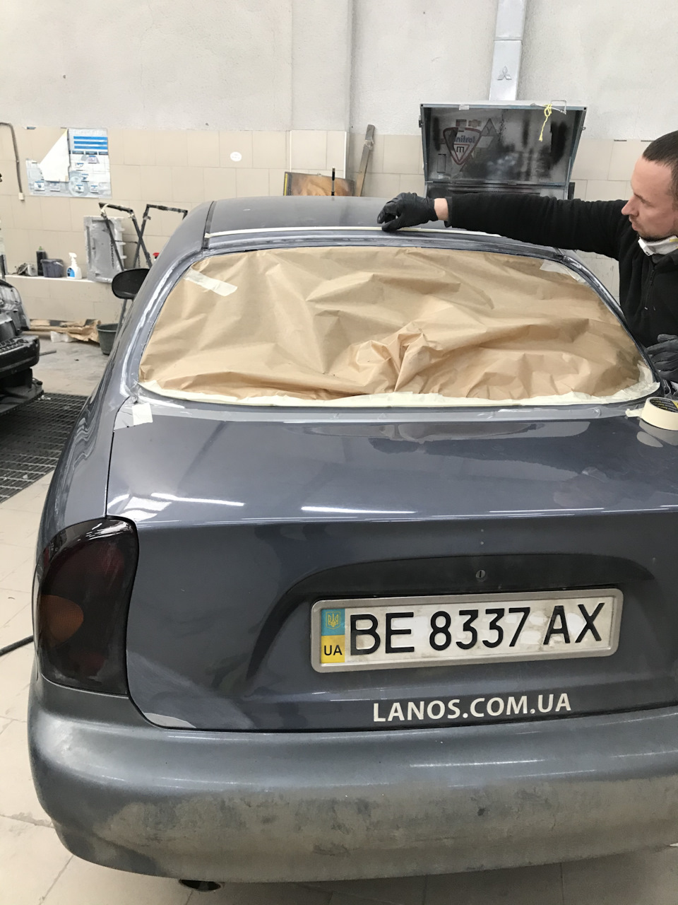 Заміна заднього скла та забарвлення рудиків у отворі та на кришці багажника. 5