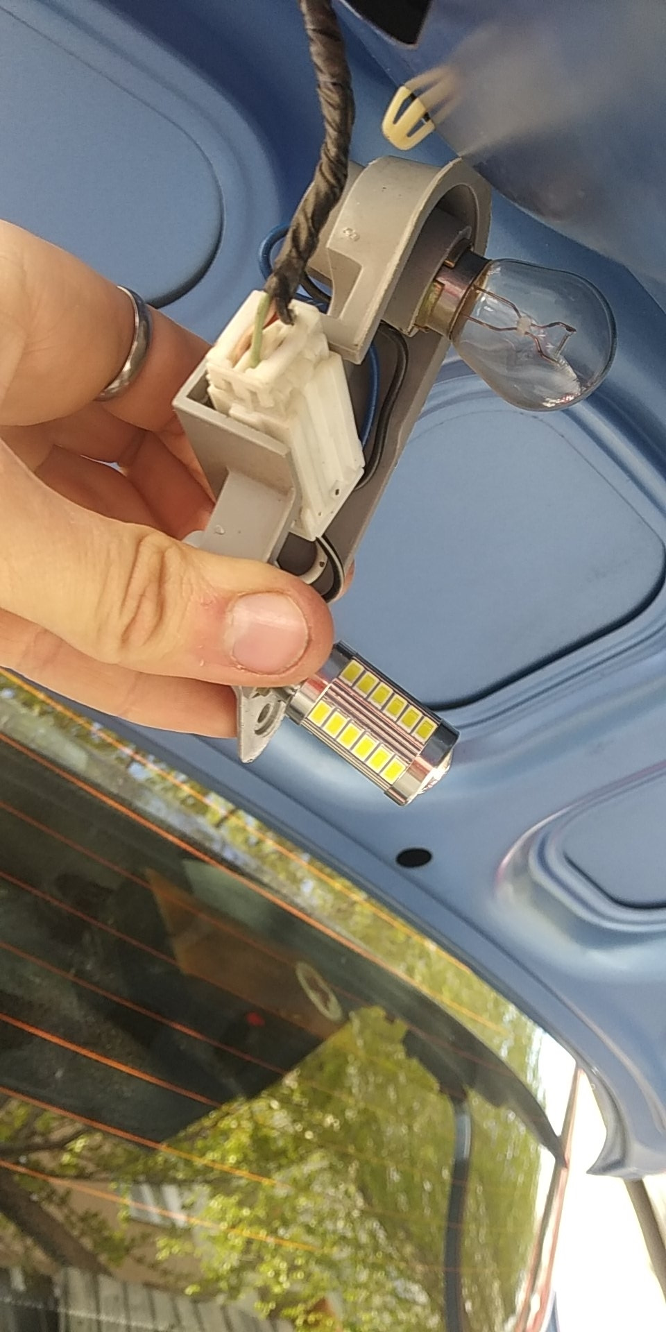 Заміна ламп заднього ходу в Daewoo Lanos FSO на LED (діодні) 4