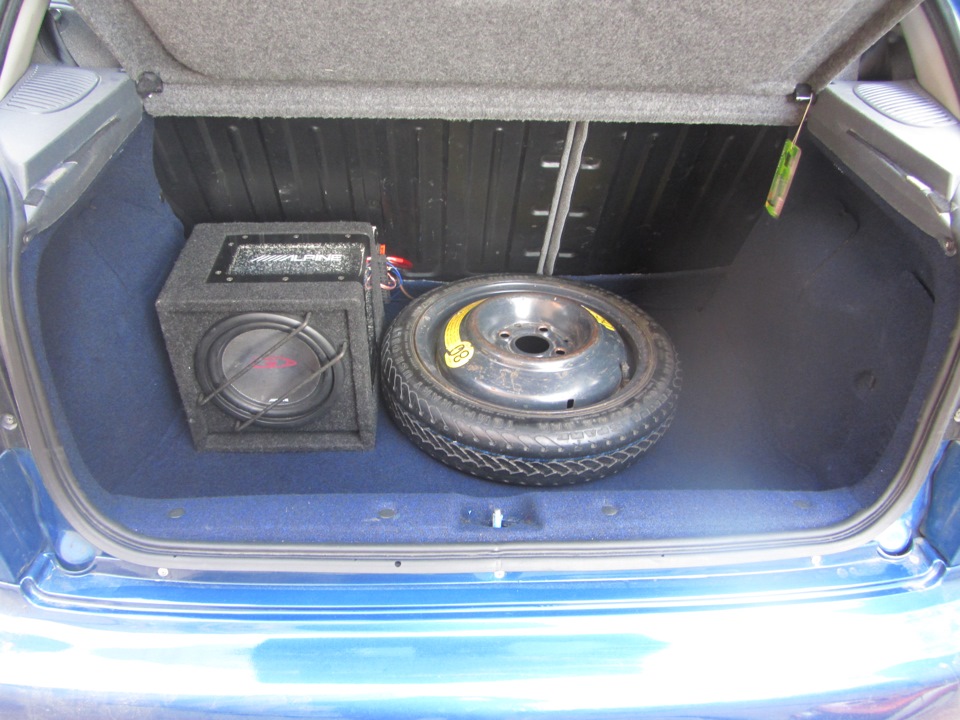 Пластик багажника в карпет. Докатка. Маленький саббуфер Alpine+підсилок Power Acoustic 5