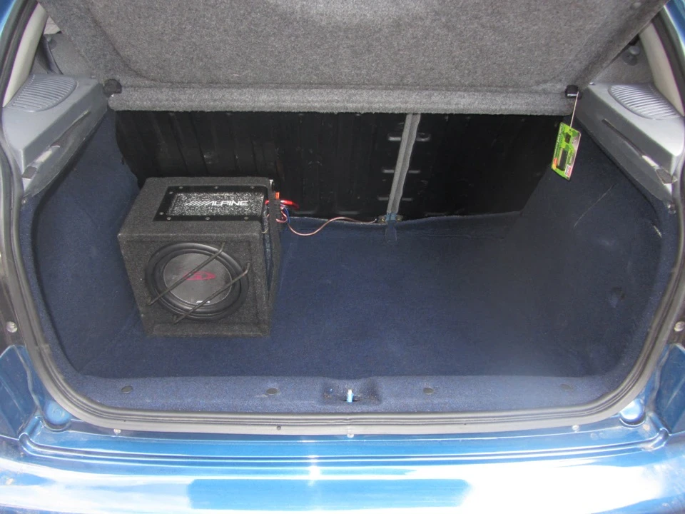 Пластик багажника в карпет. Докатка. Маленький саббуфер Alpine+підсилок Power Acoustic