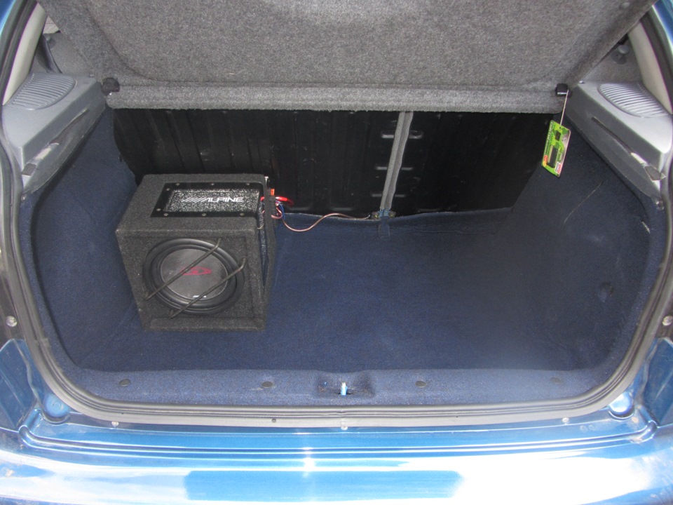 Пластик багажника в карпет. Докатка. Маленький саббуфер Alpine+підсилок Power Acoustic 1