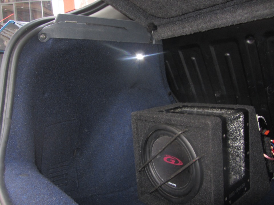 Пластик багажника в карпет. Докатка. Маленький саббуфер Alpine+підсилок Power Acoustic 2