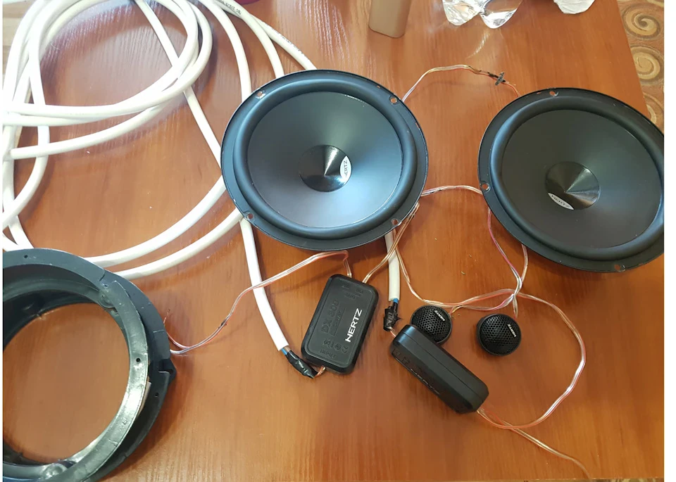 Установка компонентної акустики Hertz DSK (DV) 165.3 з подіумами 13-16 та ГУ Pioneer DEH-P3950MP