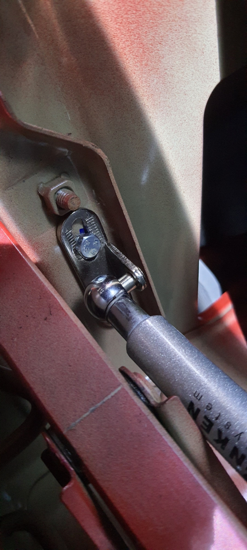 Самостійно відкриття кришки богажника Daewoo lanos, встановлення газліфтів та маленькі доробки! 3