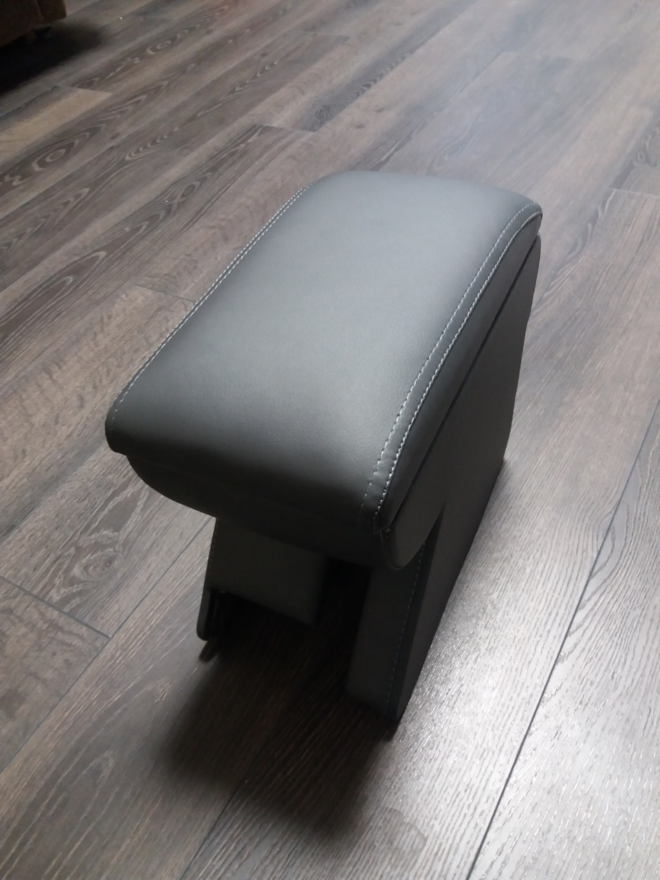 22 Встановлення підлокітника Armrest 2