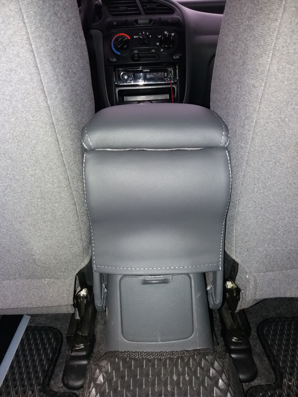 22 Встановлення підлокітника Armrest 5