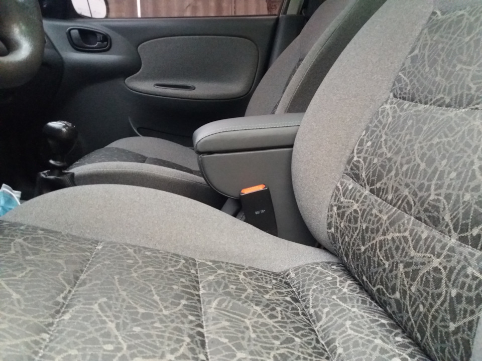 22 Встановлення підлокітника Armrest 3