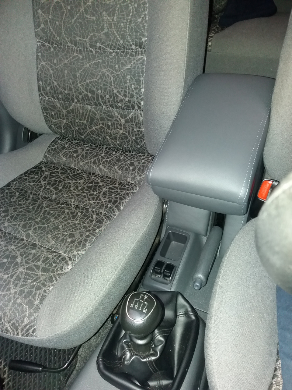 22 Встановлення підлокітника Armrest 4