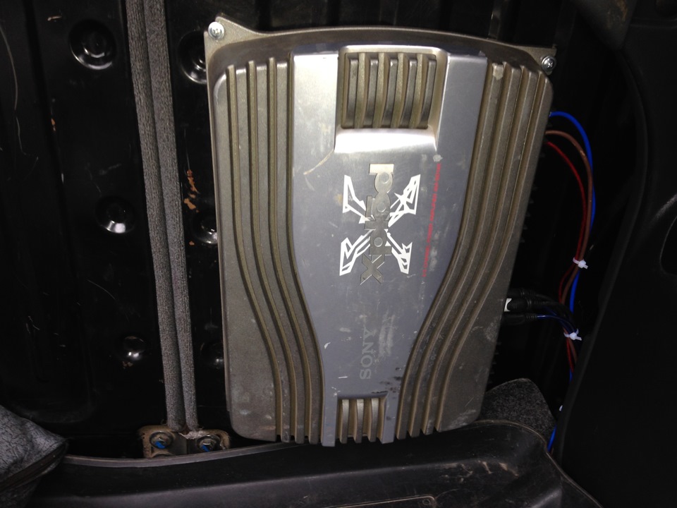 Встановив підсилювач Sony XM-SD14X 5
