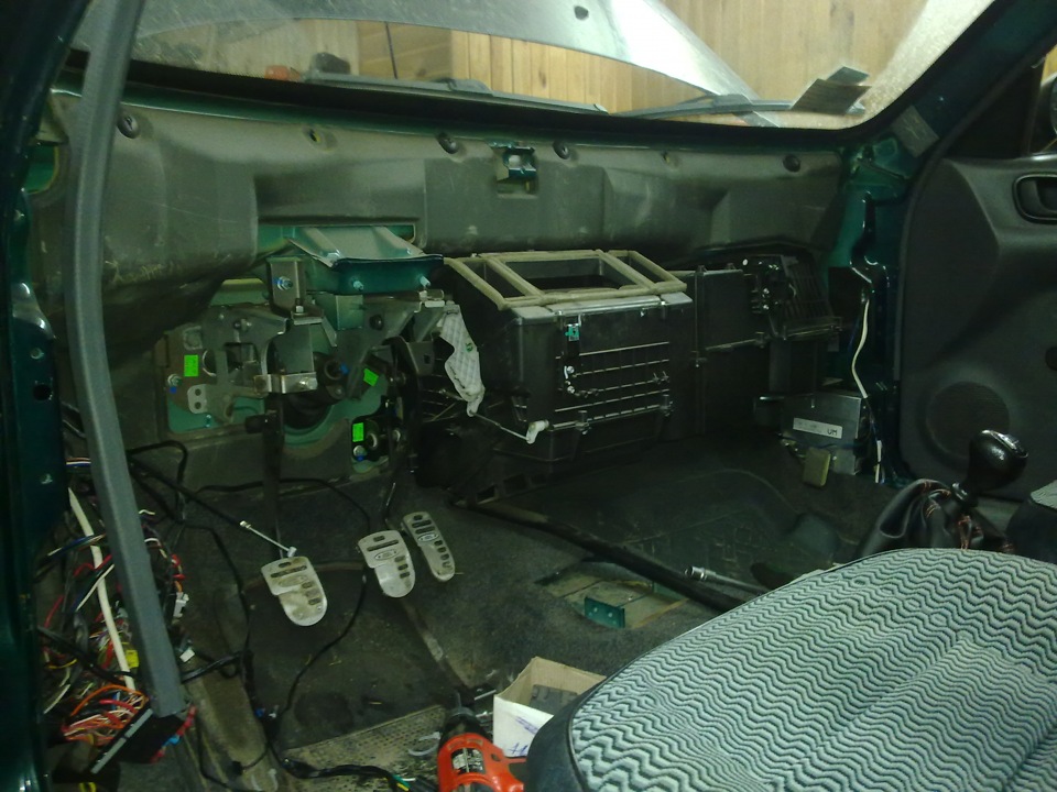 Передня панель під air bag… тепер SX, але без кондея:) 2