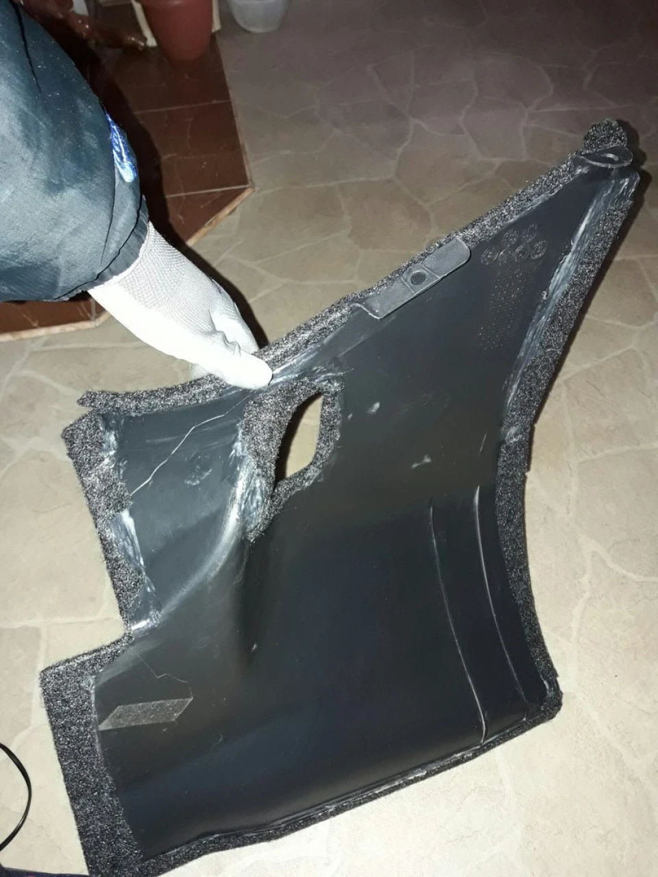 Рівна підлога багажника частина 2. Обклеювання карпетом пластику в багажнику