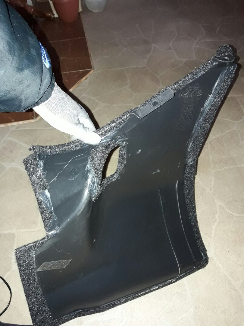 Рівна підлога багажника частина 2. Обклеювання карпетом пластику в багажнику 1