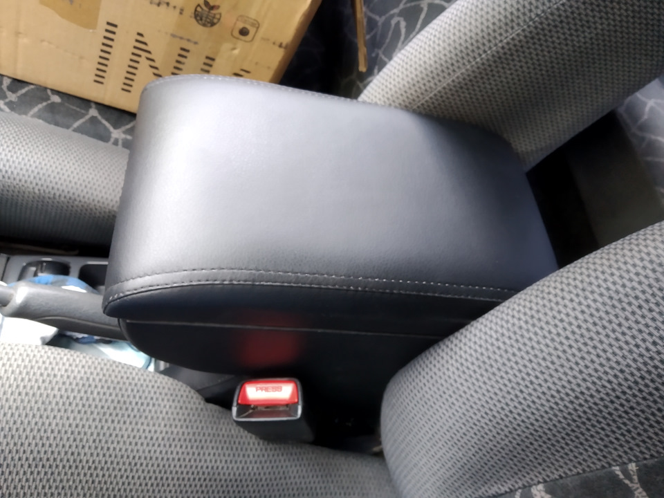 25. Підлокітник ArmRest. 4