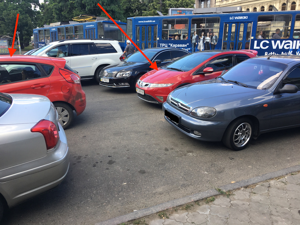 Запаркували червоні красуні 1