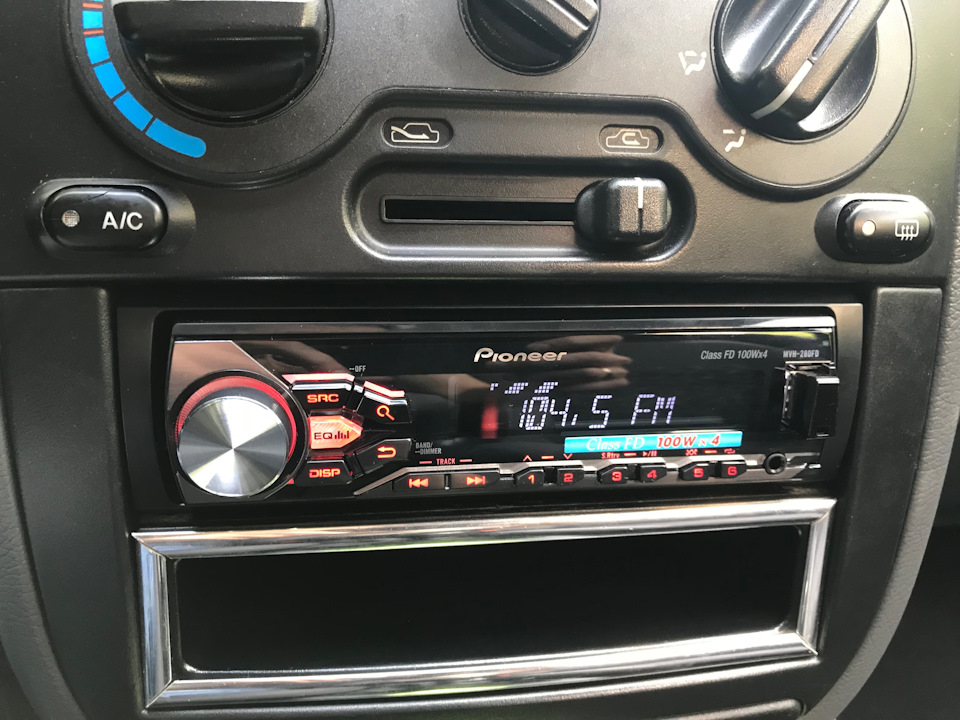 Заміна магнітолі на Pioneer MVH-280FD, протяжка плюсу від акумлятора. 4
