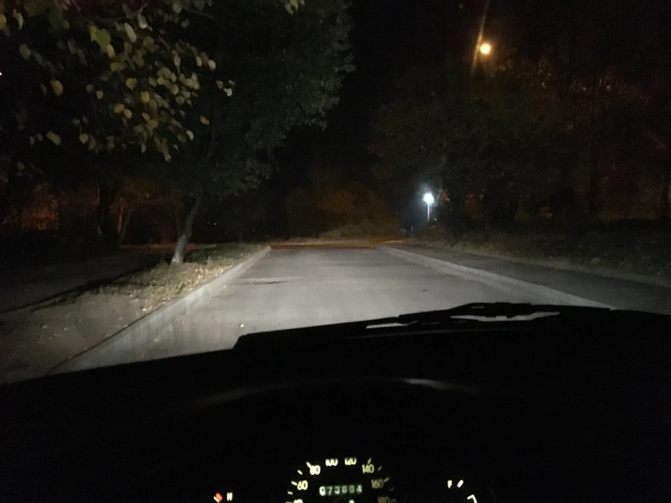 Встановлення лінз або Koito Q5 на місці.