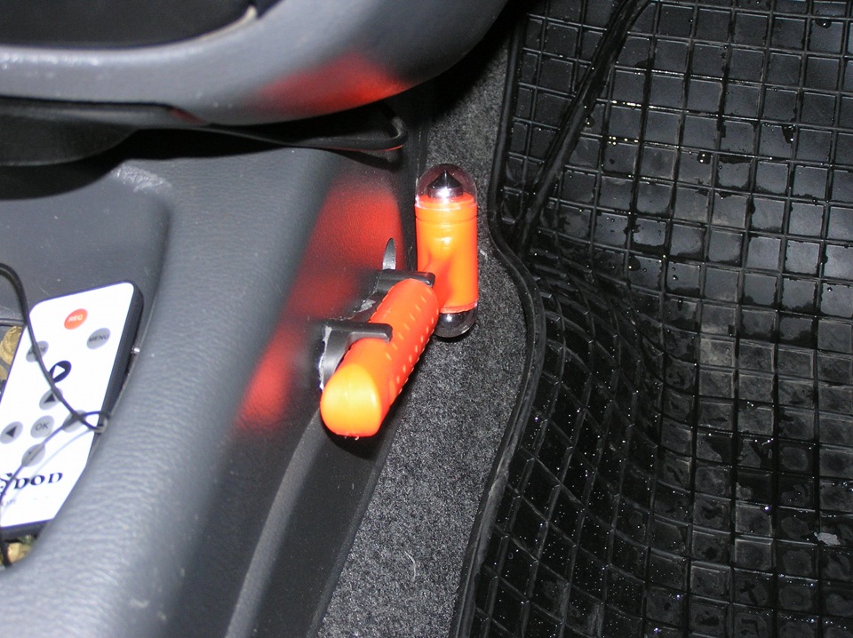 Emergency car hammer seat belt cutter. 1
