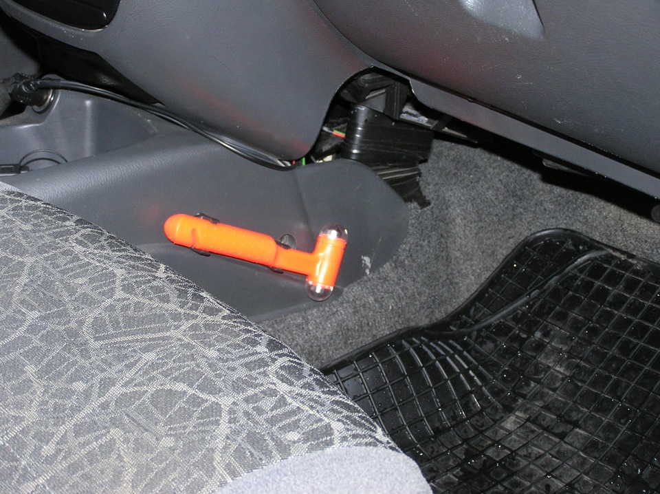 Emergency car hammer seat belt cutter. 2
