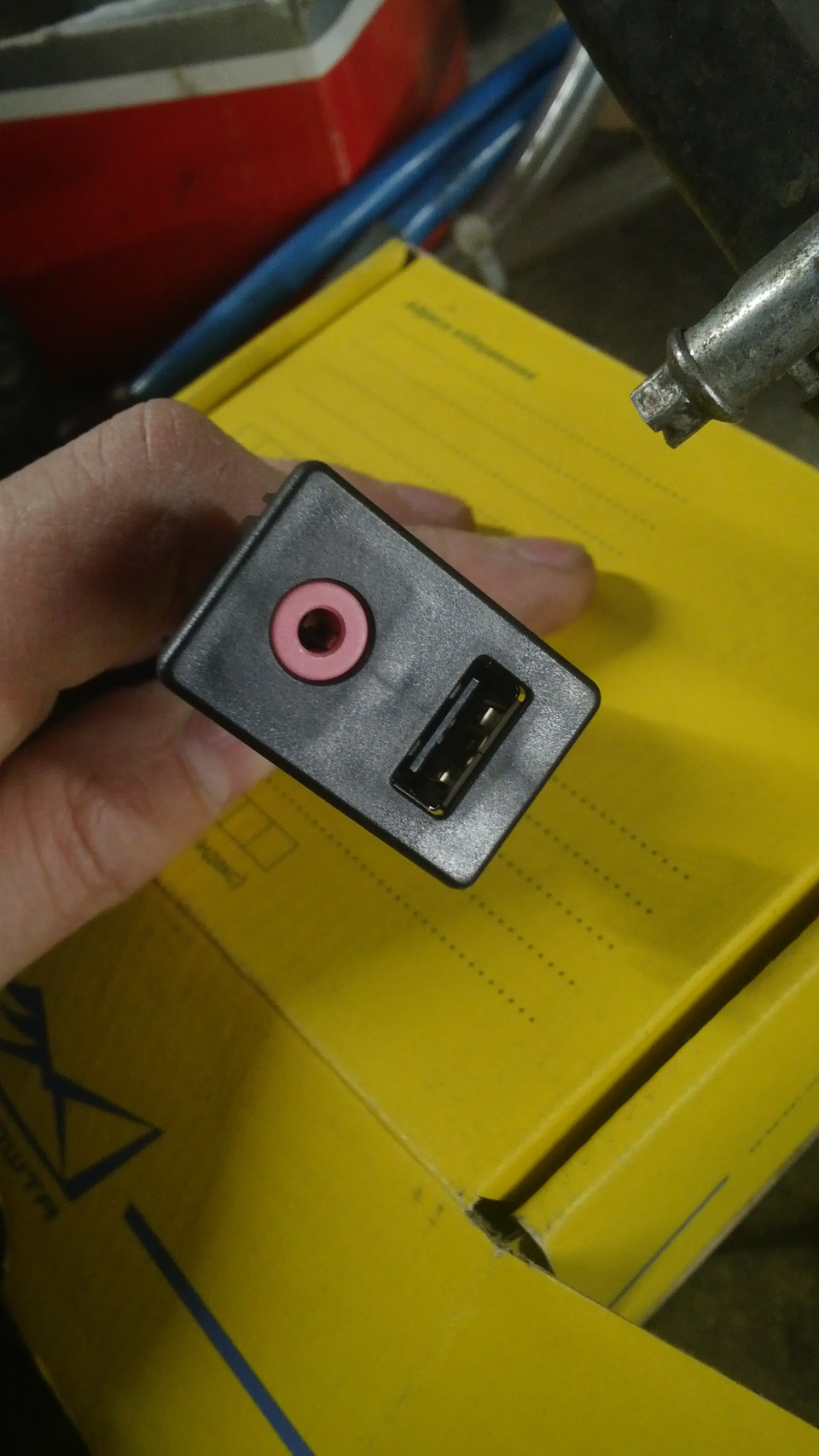 AUX і USB тут) плюс підсвічування) 4