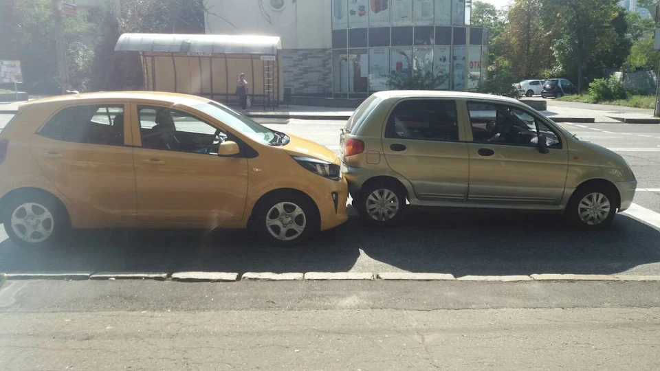 Прилетіло на світлофорі.