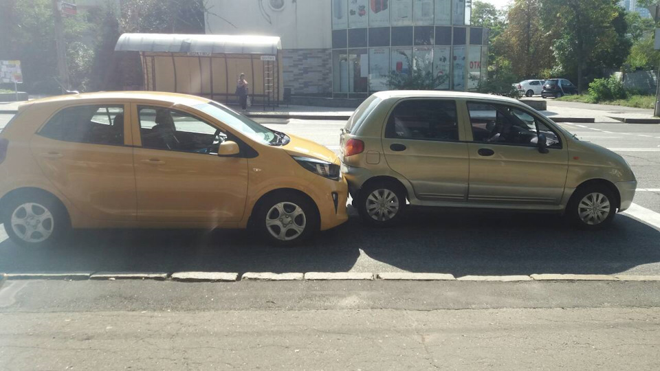 Прилетіло на світлофорі. 1