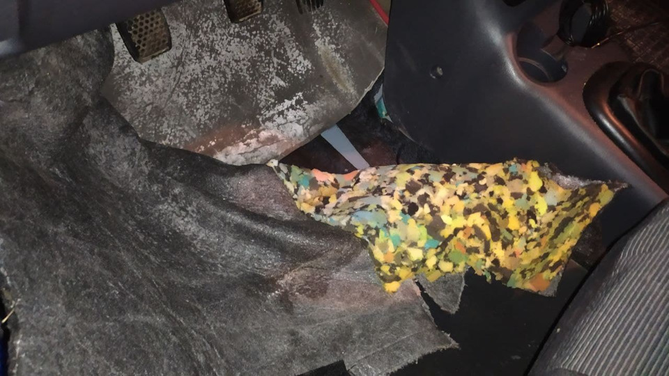 ВИРІШЕНО!✅Мокрий поролон під педалями. Що робити? 2