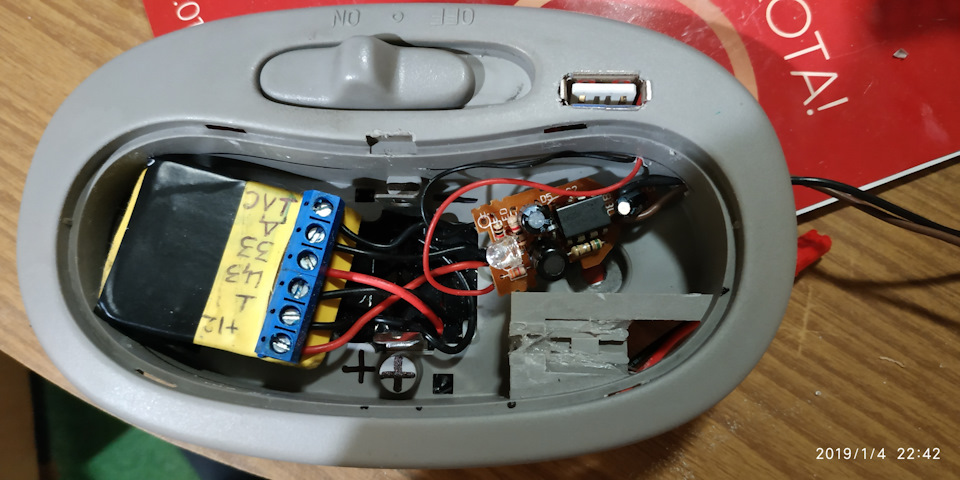 USB заряджання в плафоні салонного світла 3