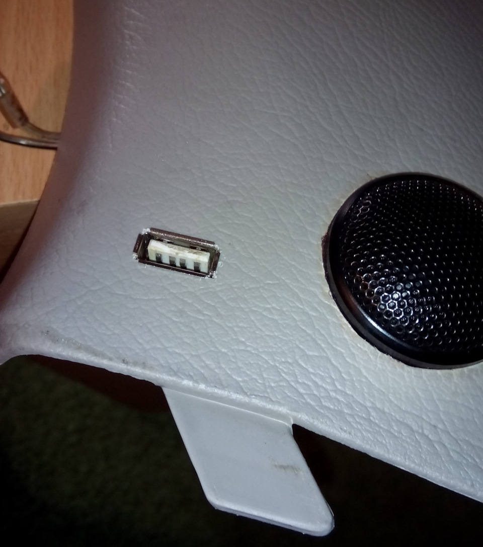 Вбудована USB зарядка в авто 1