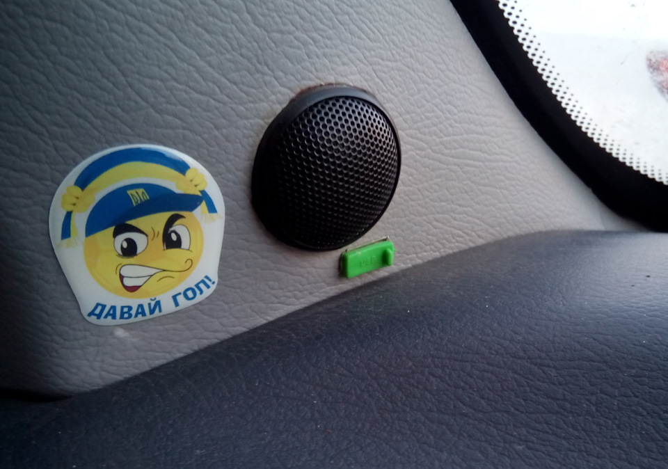 Вбудована USB зарядка в авто 3