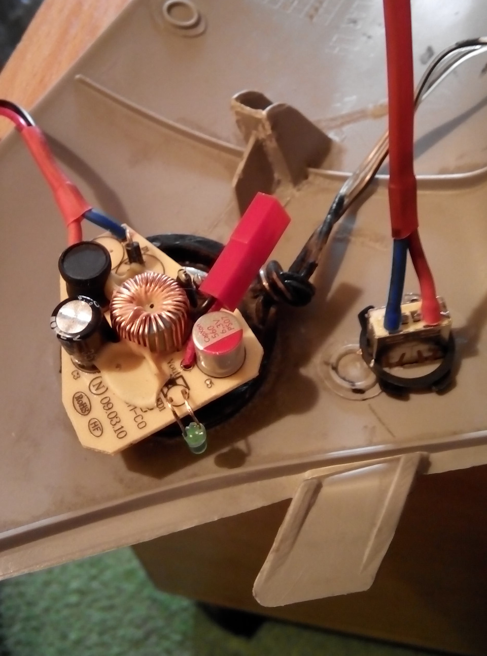 Вбудована USB зарядка в авто 2