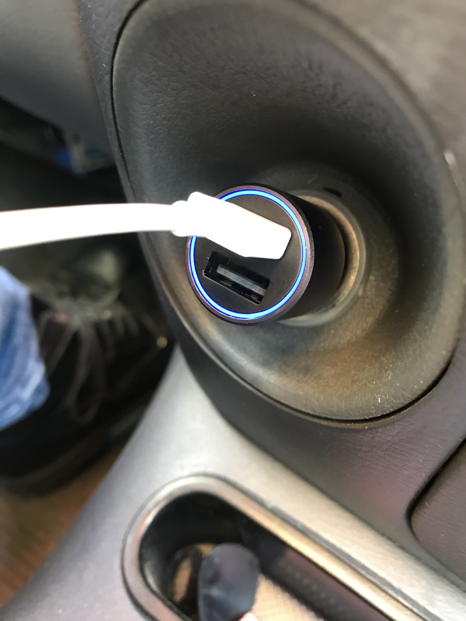 USB зарядка в прикурювач 3