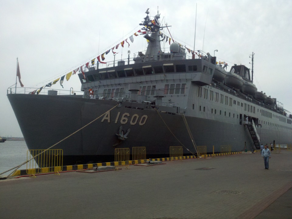 На тлі великих кораблів - 2 1