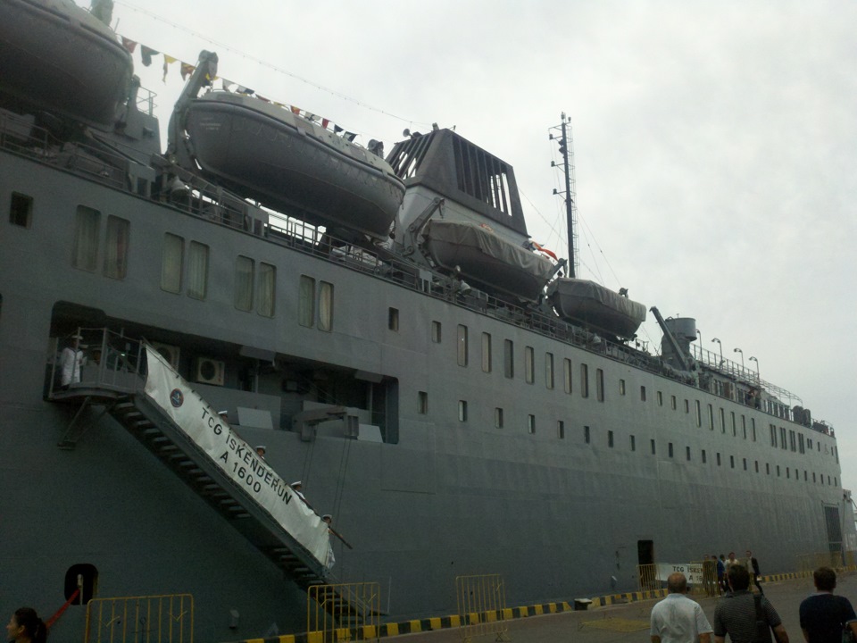 На тлі великих кораблів - 2 2