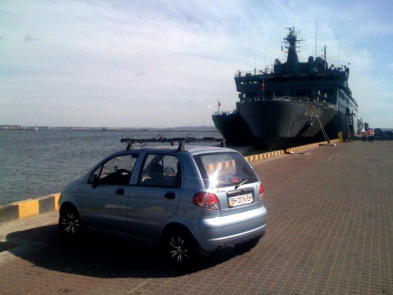 На тлі великих кораблів - 2 4