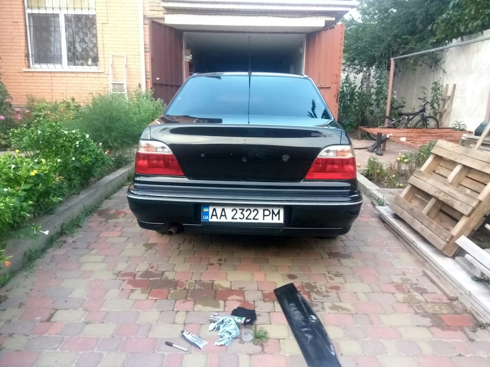 Зняв накладку багажника 5